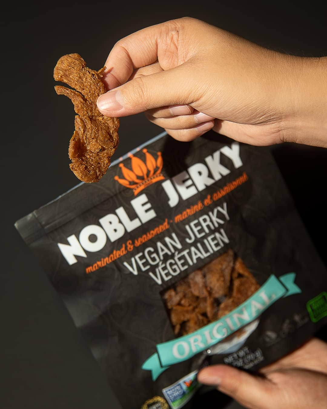 Noble Jerky 素食纯素零食 - 植物基,14 克植物蛋白零食 + 能量,非转基因,不含肉,非常适合办公室或午餐袋,多种口味 6 包(2 包烧烤味、2 包照烧味、2 包原味),70 克/包