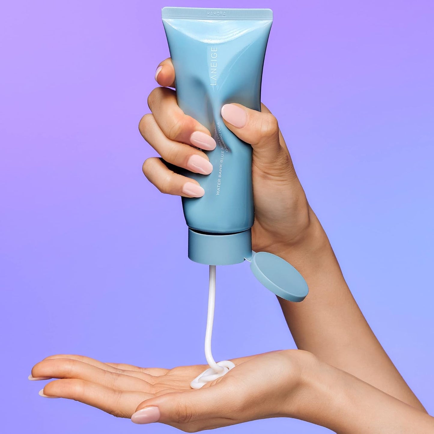 LANEIGE 水潤潔顏泡沫:含玻尿酸和木瓜蛋白酶的保濕潔面乳和卸妝液,讓肌膚光滑柔軟
