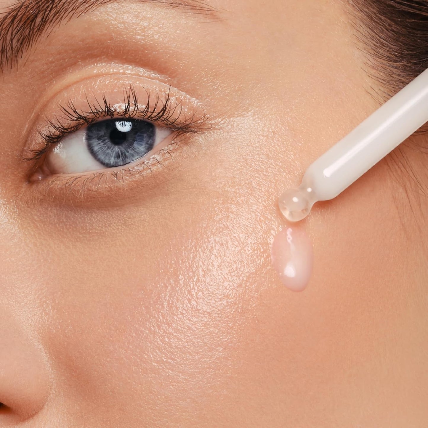 碧欧泉生命浮游生物再生精华,令肌肤光滑亮泽,含维生素 C 和透明质酸