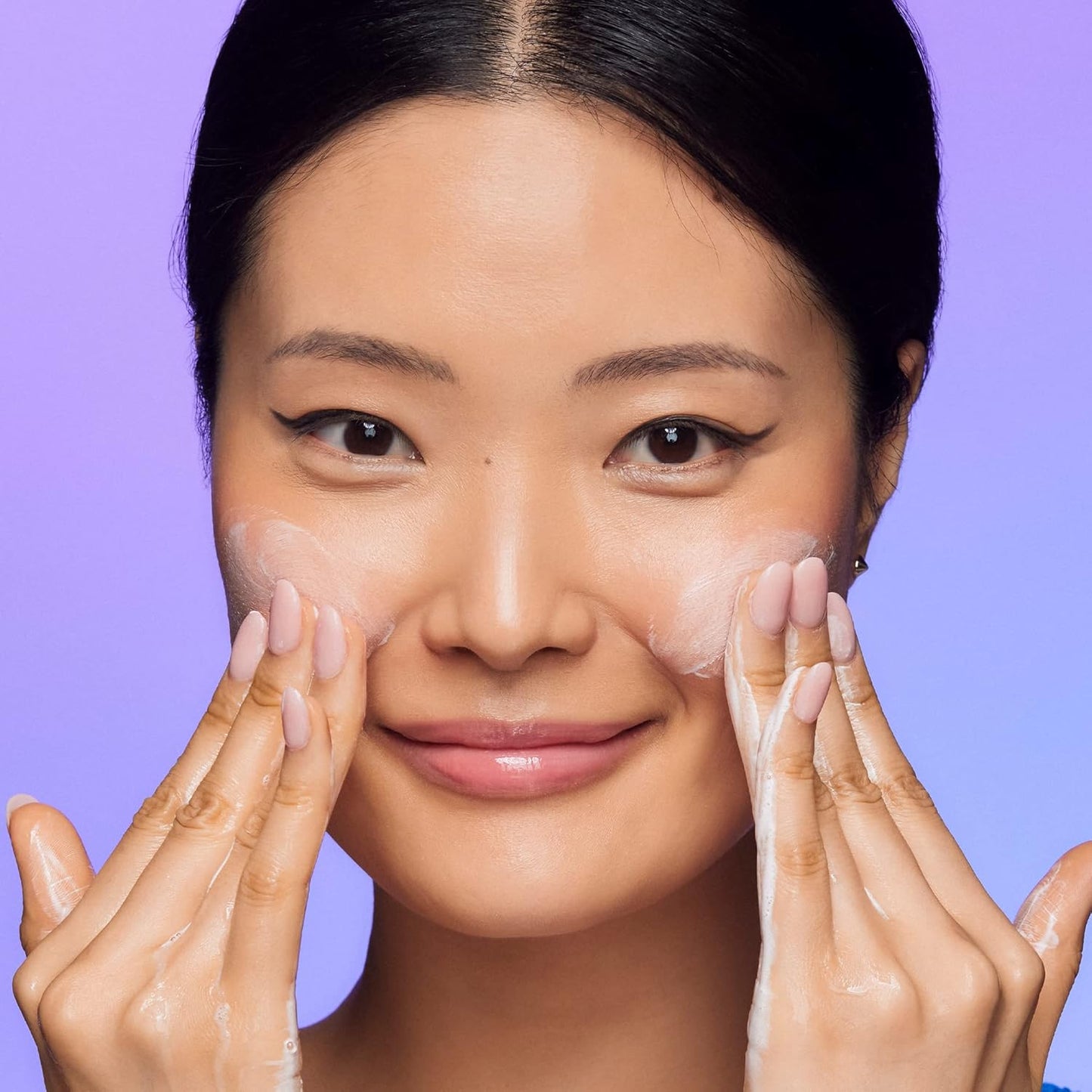 LANEIGE 水潤潔顏泡沫:含玻尿酸和木瓜蛋白酶的保濕潔面乳和卸妝液,讓肌膚光滑柔軟