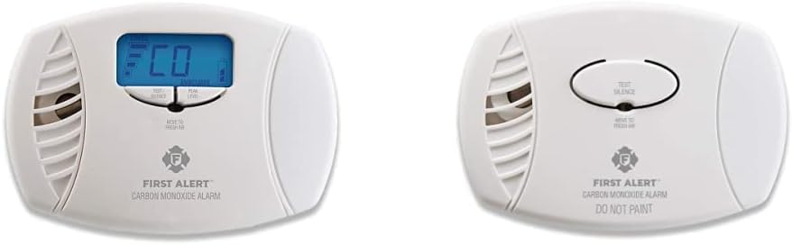 First Alert CO615A 一氧化碳插入式警報器（帶備用電池和數位顯示器）+ First Alert CO400A 電池供電一氧化碳警報器