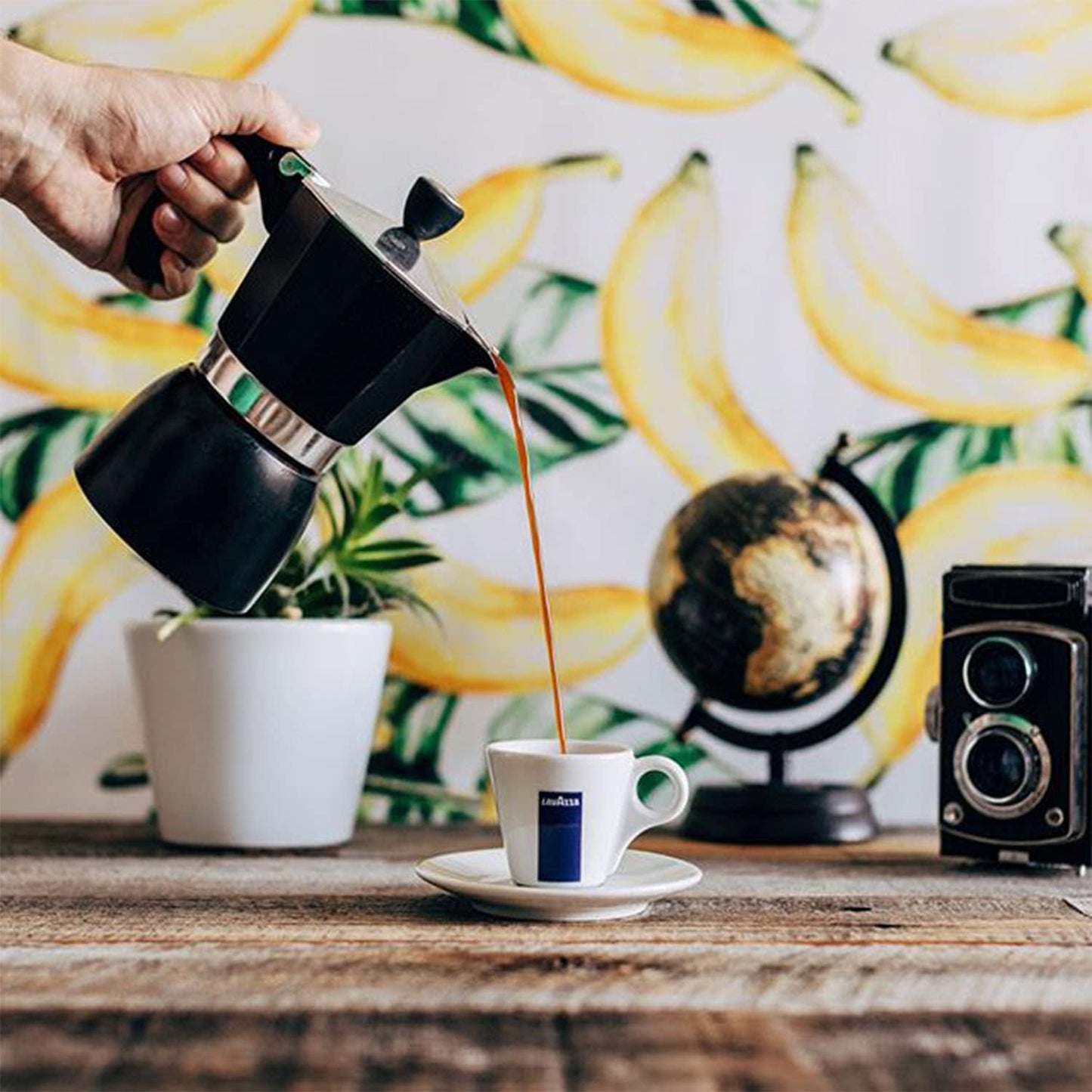 Lavazza Espresso Rossa 研磨咖啡，250 克（包装可能有所不同）和 Lavazza Crema E Gusto Classico 烘焙研磨咖啡，8.8 盎司（1 包）