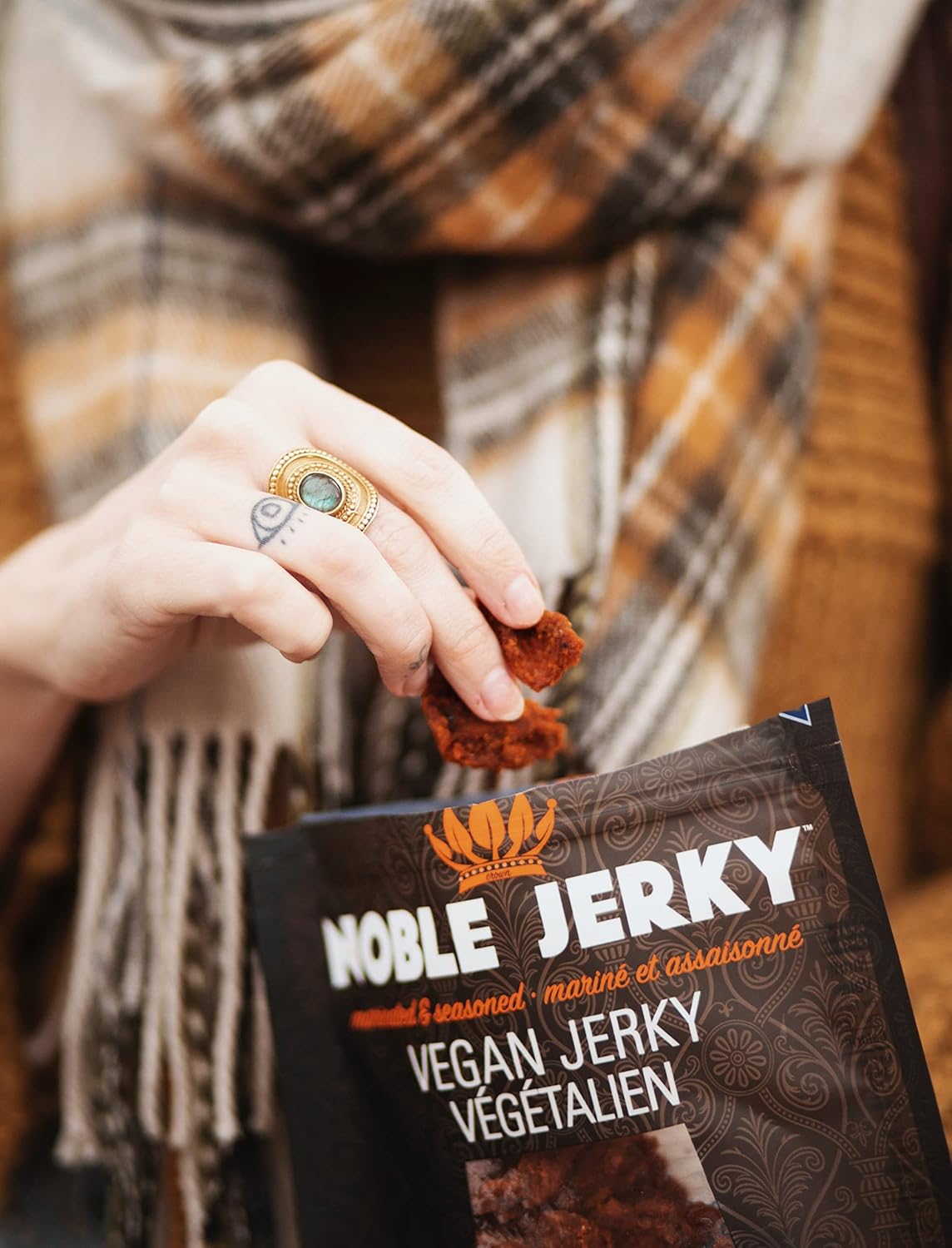 Noble Jerky 素食肉乾燒烤口味 - 14克植物蛋白，非基因，無人工添加劑，高蛋白零食，3包（70克/袋）
