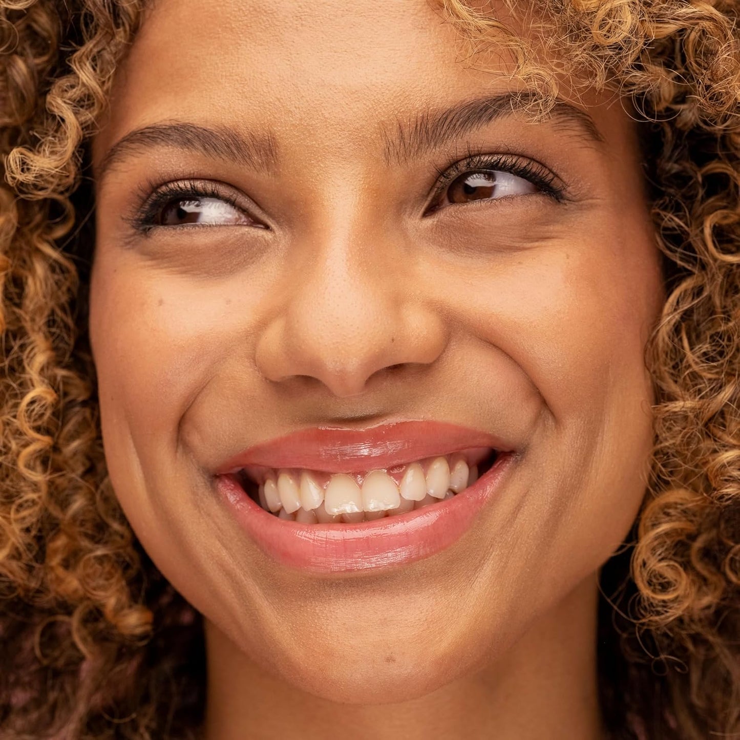 Lise Watier Love My Lips Caring Lip Oil, Framboise, High Shine Finish, Non-Sticky and Silky Texture, Hydrating Formula, Paraben-Free, 4 mL